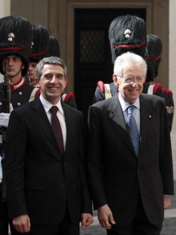 <p>
	Президентът Росен Плевнелиев и италианският премиер Марио Монти.<em> Снимка: Ройтерс</em></p>
