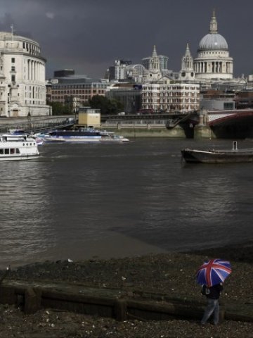 <p>
	Негостоприемният регулаторен климат на Острова отблъсква китайските финансови институции. <em>Снимка: Ройтерс</em></p>
