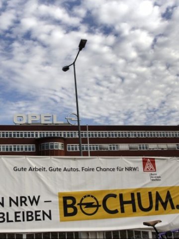 <p>
	Засега поне в завода на Opel в Бохум няма да има съкращения. <em>Снимка: Ройтерс</em></p>
