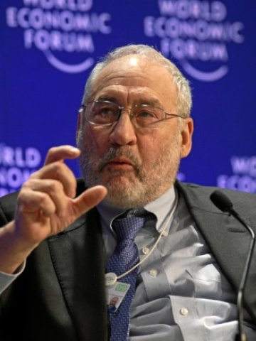 <p>
	Носителят на нобелова награда за икономика Джоузеф Стиглиц.<em> Снимка: World Economic Forum, лиценз: <strong><a href="http://creativecommons.org/licenses/by-sa/2.0/" target="_blank">CreativeCommons </a></strong></em></p>
