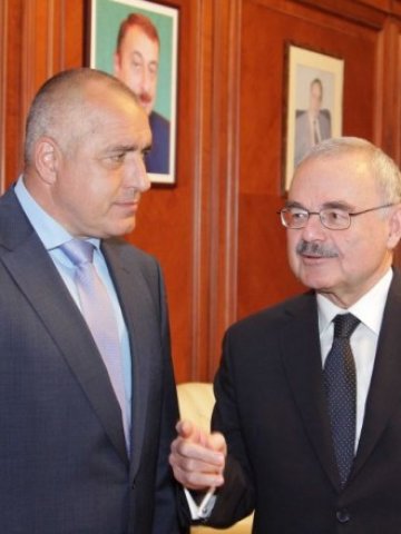 <p>
	<em>Премиерите на България и Азербайджан Бойко Борисов и Артур Расизаде се поздравяват преди днешната среща </em>&nbsp; Снимка: БТА</p>
