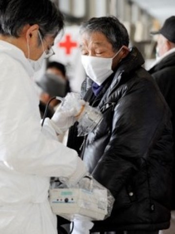 <p><span style="font-size: 9pt">Медицински лица проверяват за радиация мъж в префектура Фукушима. </span><i><span style="font-size: 9pt">Снимка: Ройтерс</span></i></p>