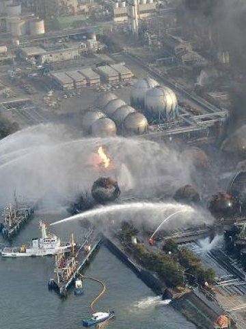 <p>Кораби гасят пожар в петролна рафинерия в японската префектура Чиба, 12 март. <i>Снимка: БТА</i></p>