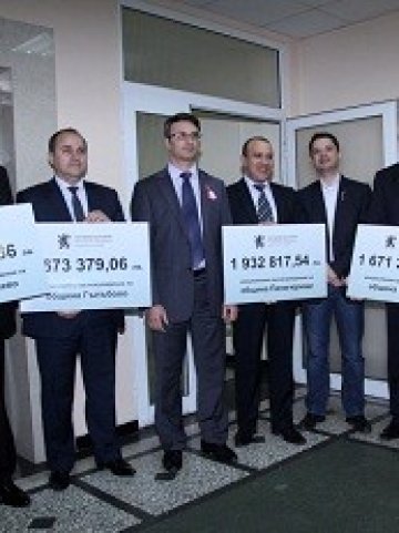 <p>
	Министър Трайков днес връчи чекове с концесионни възнаграждения на кметовете на общините Челопеч, Раднево, Панагюрище, Гълъбово и Етрополе Снимка: БТА</p>
