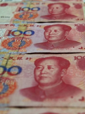 <p>
	Инвеститорите трябва да купуват китайския юан и &bdquo;да не пипат позициите си много дълго време&ldquo;, съветва Франк Гонг.&nbsp;<em>Снимка: Ройтерс</em></p>
