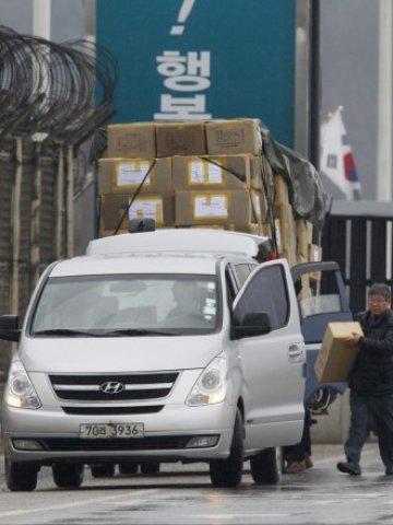 <p lang="bg-BG" style="margin-bottom: 0cm">
	Пропусквателен пункт, водещ към демилитаризираната зона разделяща Северна и Южна Корея близо до индустриалния комплекс Кесон. <em>Снимка: Ройтерс</em></p>
