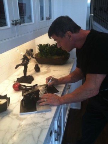 <p>
	Сталоун подписва ръководството за употреба. <em>Снимка: eBay</em></p>
