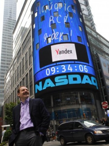 <p>
	Аркадий Волож пред борсата NASDAQ при първичното публично предлагане на Яндекс през 2011 г. <em>Снимка: Архив Ройтерс</em></p>
