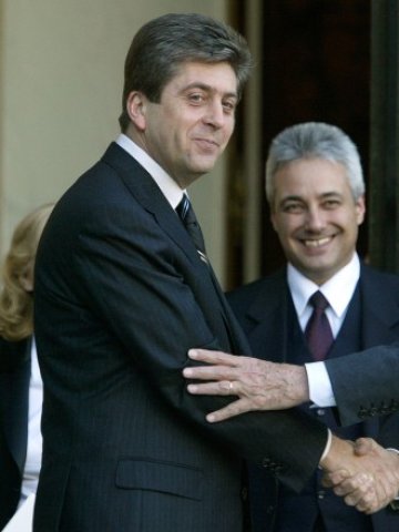 <p>
	Марин Райков с бившия президент Георги Първанов през 2003 г. <em>Снимка: Ройтерс</em></p>
