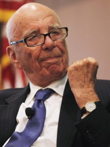 <p>
	Мърдок се радва на по-добрите резултати.&nbsp;<em>Снимка: Ройтерс</em></p>
