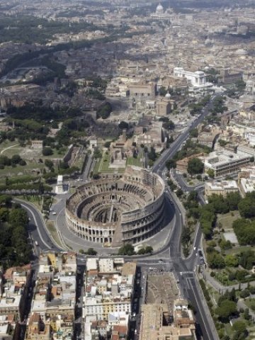 <p>
	Колизеумът от птичи поглед. <em>Снимка: Ройтерс</em></p>
