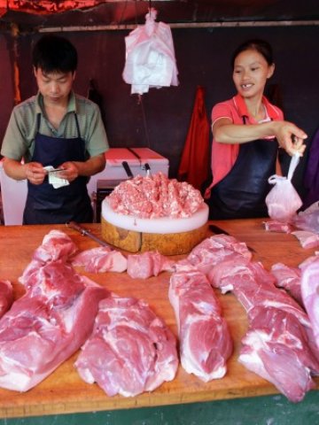 <p>
	Цената на свинското е един от факторите, вдигащи потребителските цени в Китай.<em>&nbsp;Снимка: Ройтерс</em></p>
