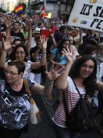 <p>
	Протест срещу мерките за бюджетни икономии в центъра на Валенсия, юли 2012 г. <em>Снимка: Ройтерс</em></p>
