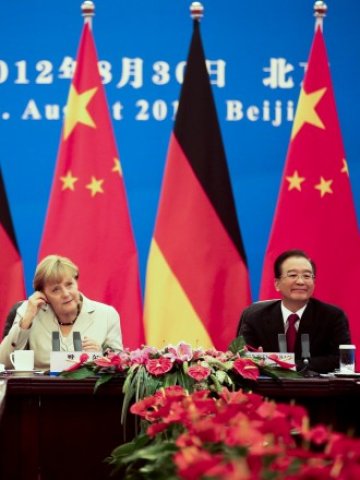 <p>
	Въпреки добрия тон на срещата, Ангела Меркел едва ли чу точно това, което искаше, от Уън Дзябао. <em>Снимка: Ройтерс</em></p>
