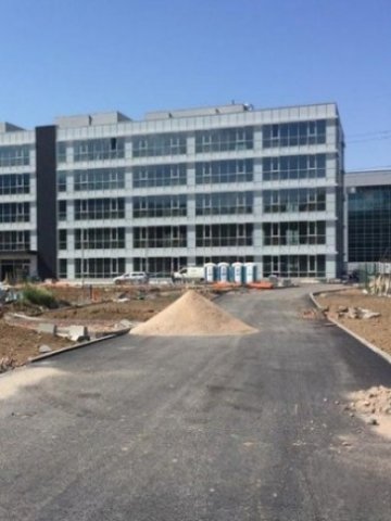 <p style="text-align: justify;">
	Новата сграда на ФНИБ АДСИЦ.<em> Снимка: Темата за дружеството в &quot;Коментари&quot; на Investor.bg</em></p>
