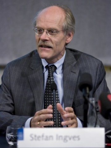 <p>
	Стефан Ингвес, председател на Базелския комитет за банков надзор и управител на шведската централна банка.<em> Снимка: Архив Ройтерс</em></p>
