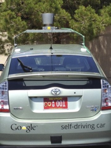 <p>
	Досега&nbsp;Google вграждаше технологията си в чужди автомобили - в случая - в кола на Toyota. <em>Снимка: Ройтерс</em></p>
