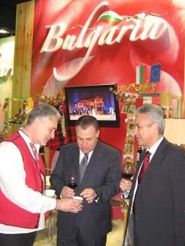 <p>Българският щанд бе открит от Мирослав Найденов и посланика ни в Париж Марин Райков. <i>Снимка: МЗХ</i></p>