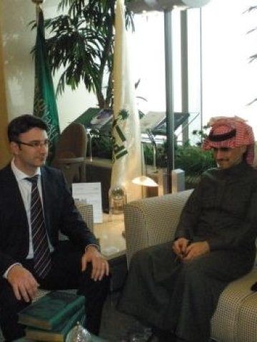 <p>&nbsp;</p>
<p>Трайчо Трайков покани един от най-богатите принцове от Саудитска Арабия -  Ал-Уалид Бин Талал Бин Абдул Азис Ал-Сауд да инвестира в България. Снимка: МИЕТ</p>