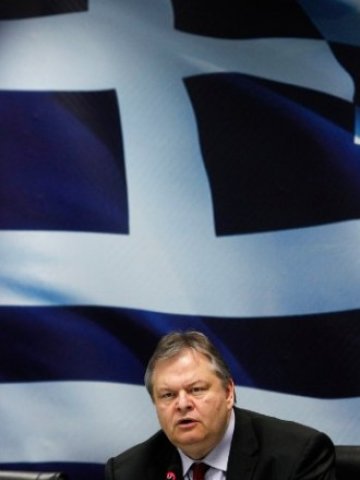 <p>
	&nbsp;Евангелос Венизелос изглежда притеснен по време на днешната пресконференция. <em>Снимка: Ройтерс</em></p>
