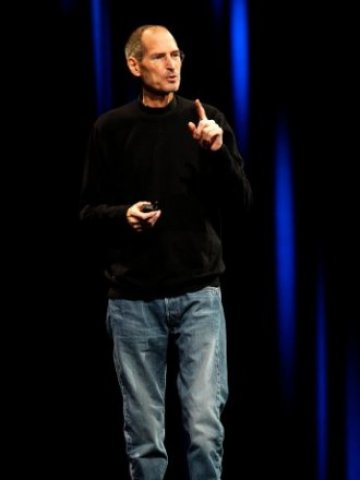 <p>
	Дънки и поло - Стив Джобс залага на земен и семпъл имидж. <em>Снимка: Ройтерс</em></p>
