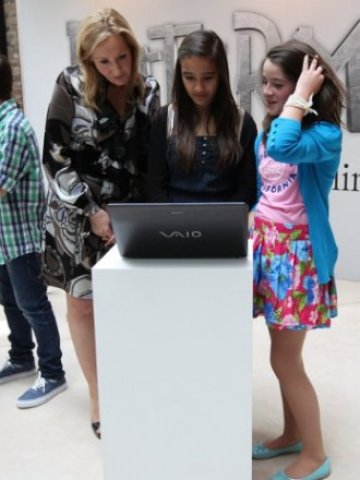 <p>
	&nbsp;Джоан К. Роулинг при представянето на сайта Pottermore. <em>Снимка: Ройтерс</em></p>
