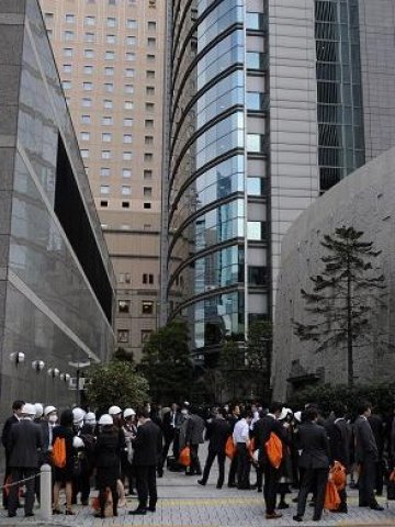 <p><span lang="bg-BG">Служители чакат извън офисите си в Токио след земетресението. </span><i><span lang="bg-BG">Снимка: БТА</span></i></p>