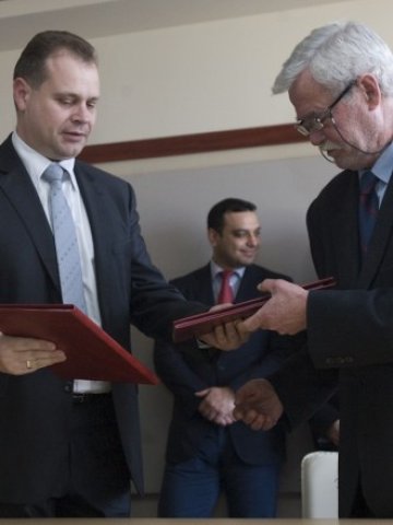 <p>
	<em>Подписване на договора за строителство на автомагистрала &quot;Струма&quot;-лот 4 &quot;Сандански - Кулата&quot; &nbsp; Снимка: БТА</em></p>
