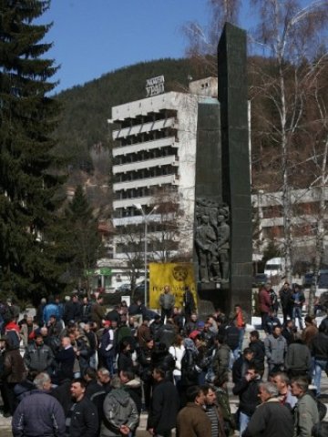 <p>
	<em>Миньорите от Горубсо-Мадан продължават протеста заради неизплатените си заплати Снимка: БТА</em></p>
