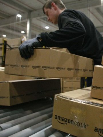 <p>
	Засега Amazon разчита преди всичко на ръчен труд. <em>Снимка: Ройтерс</em></p>
