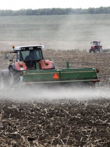 <p>
	Горивата съставляват значителен разход при сеитбата</p>
<p>
	Снимка: БТА</p>
