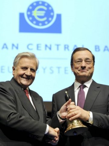 <p>
	Жан-Клод Трише и неговият приемник Марио Драги.<em> Снимка: Ройтерс</em></p>
