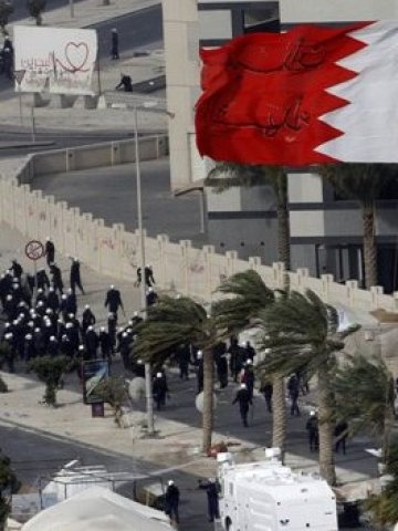 <p>Войски на Саудитска Арабия и ОАЕ се приготвят да разгонят протестиращите в столицата на Бахрейн Манама. <i>Снимка: Ройтерс</i></p>