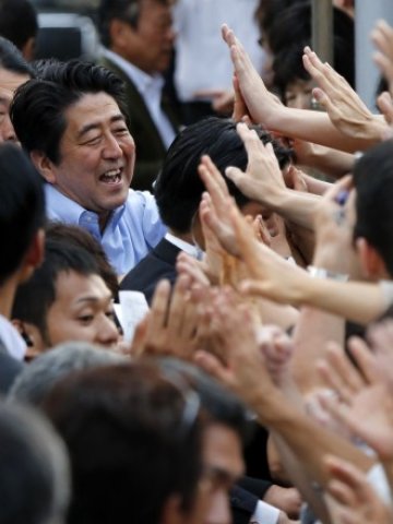 <p>
	Японският министър-председател се радва на сериозна популярност сред населението.<em> Снимка: Ройтерс</em></p>
