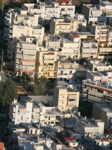 <p>
	Жилищни сгради в Атина. <em>Снимка: sxc.hu</em></p>
