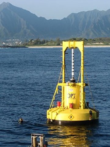 <p>
	Системата тип &quot;шамандура&quot; на Ocean Power Technologies Inc. пред базата на американските морски пехотинци в Оаху, Хавай. <em>Снимка: c1.gas2.org, лиценз: <a href="http://search.creativecommons.org/?noBeta=1" target="_blank">Creative Commons</a></em></p>
