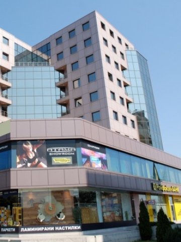 <p>
	Бизнес център Актив на бул. &quot;Цариградско шосе&quot; в София, където Актив Пропъртис АДСИЦ притежава магазин и паркомясто. <em>Снимка: aktivproperties.com</em></p>
