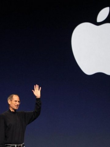 <p style="margin-bottom: 0cm;">
	Стив Джобс в края на представянето на iPad 2 в Сан Франциско през март. <em>Снимка: Ройтерс</em></p>
