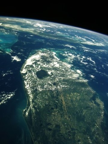 <p>
	Пътниците ще бъдат защитени от космическа радиация и летящи частици от близо четири-тонна капсула.&nbsp;<em>Снимка: Getty images</em></p>
<p>
	&nbsp;</p>
