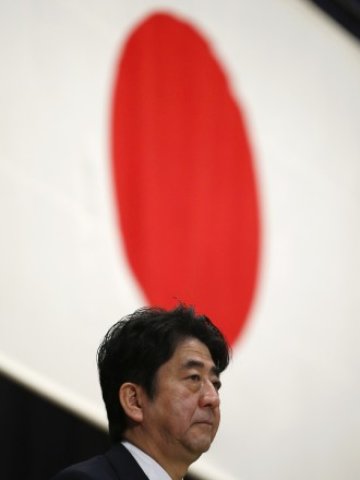 <p>
	Пред премиера на Япония Шинзо Абе предстоят нови избори през юли. <em>Снимка: Ройтерс</em></p>
