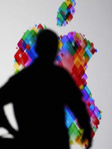 <p>
	Тим Кук e под натиск - анализатори и инвеститори очакват истински иновации. <em>Снимка: Ройтерс</em></p>
