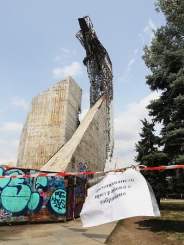 <p>
	<em>Демонтирането на опасните елементи от конструкцията вече започна. </em>Снимка: БТА</p>
