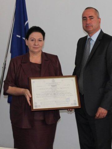 <p>
	<em>Сертификатът беше връчен на&nbsp;изпълнителния директор на дружеството Станка Шопова</em> &nbsp; &nbsp; &nbsp;Снимка: Министерство на икономиката</p>
