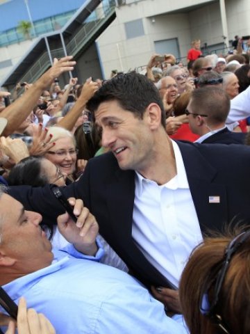 <p>
	<em>Кандидатът за вице президент на републиканците </em><em>Пол Райън </em><em>сред избиратели </em><em>. Снимка: Ройтерс</em></p>
