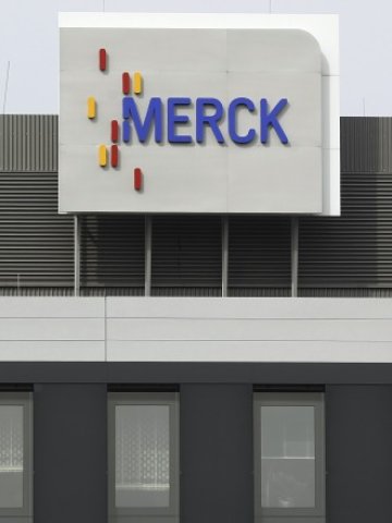<p>
	Логото на Merck над централата на компанията в Дармщад. <em>Снимка: Архив Ройтерс</em></p>
