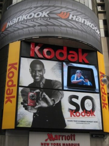 <p>
	Огромна реклама на бранда в центъра на Ню Йорк.<em> Снимка: Kodak&nbsp;&nbsp;</em></p>
