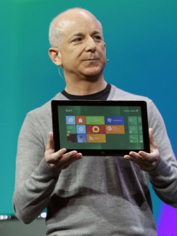 <p>
	<span style="font-size: 11.818181991577148px; ">Президентът на Microsoft за Windows Стивън Синофски представя таблет с&nbsp;Windows &nbsp;8. </span><em style="font-size: 11.818181991577148px; ">Снимка: Ройтерс</em></p>
