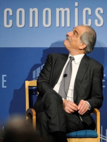 <p>
	Заемащият временно поста управляващ директор на МВФ Джон Липски. <em>Снимка: Ройтерс</em></p>
