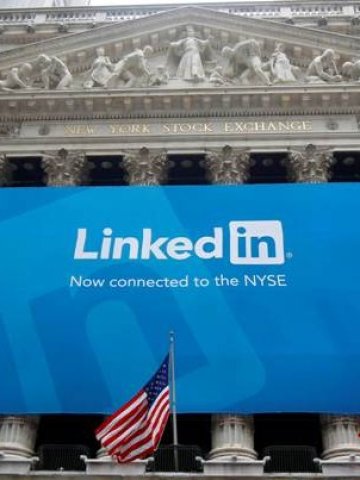 <p>
	Банер, обявяващ листването на LinkedIn на Нюйоркската фондова борса. <em>Снимка: Ройтерс</em></p>

