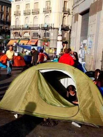 <p>
	Демонстранти в центъра на Мадрид. <em>Снимка: Ройтерс</em></p>
